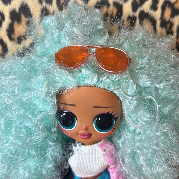 Lol OMG Icy Gurl, #2 Cut bangs, with tot and accessories - Picture 3 of 5